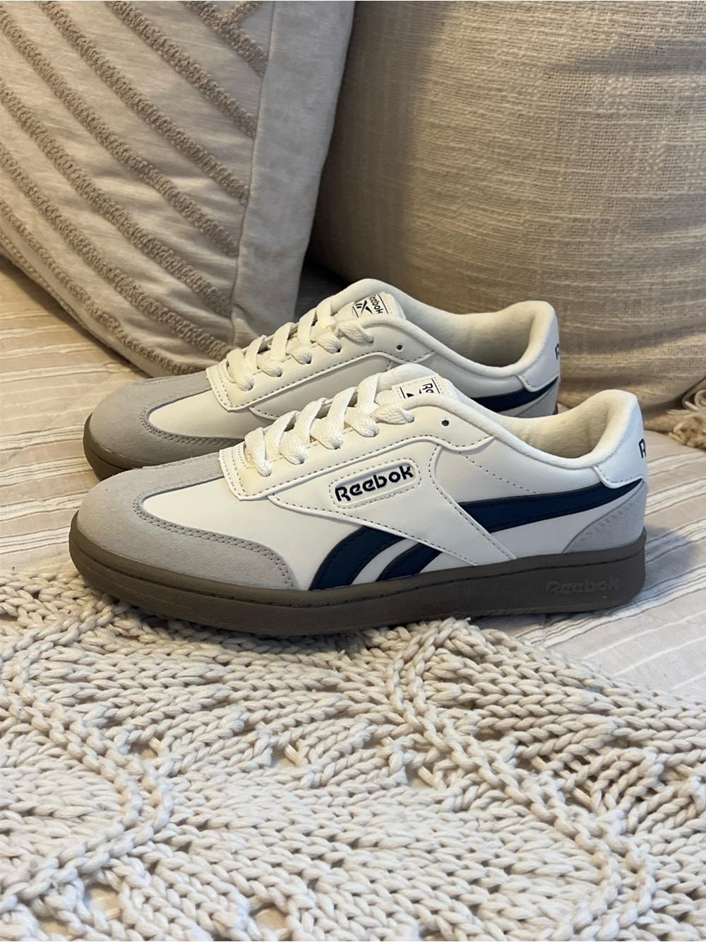 Reebok White & Navy Classic Low-Top Sneakers